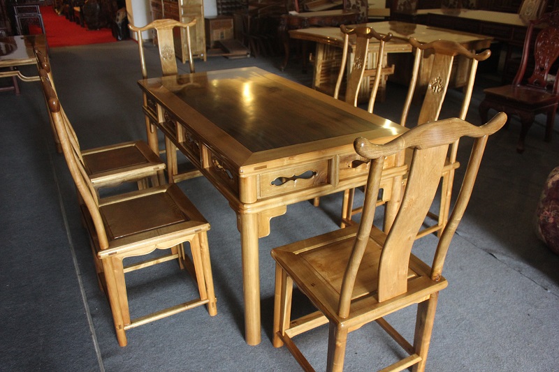 金絲楠木餐桌